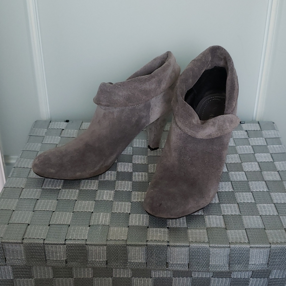 gorgeous Enzo gray suede bootie size 8 1/2